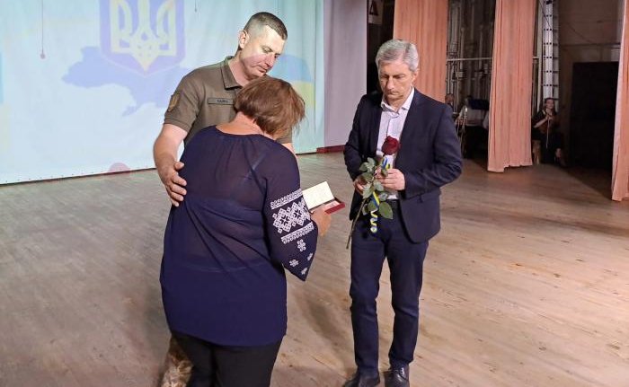 29 років Основному Закону України: напередодні Дня Конституції вручили нагороди рідним Героїв, яких вони удостоєні посмертно
