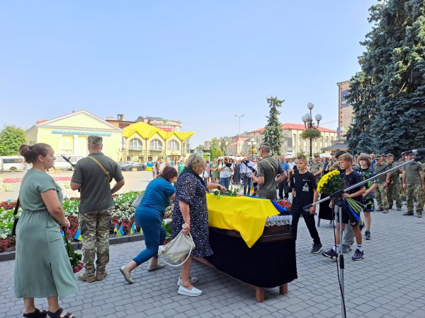 Назавжди в строю: ковельчани попрощались з Героєм Володимиром Гузем