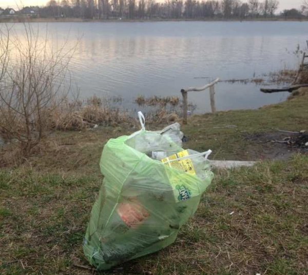 Небайдужі ковельчани під час ранкових пробіжок прибирають береги Турії від сміття