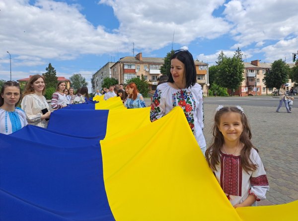 Біля пам’ятника Тарасу Шевченку у барвистих вишиванках мешканці міста створили назву «Ковель»