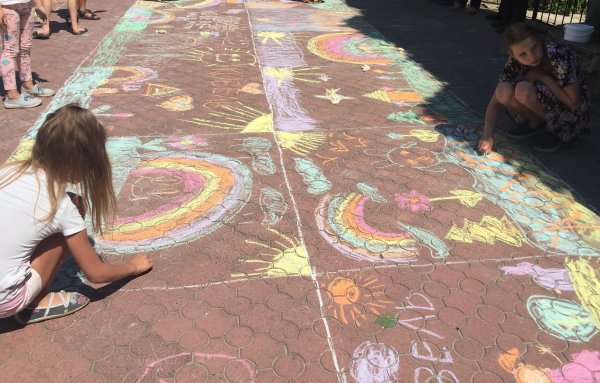 Юні ковельчани малювали рідне місто кольоровою крейдою ФОТО Юні ковельчани малювали рідне місто кольоровою крейдою ФОТО