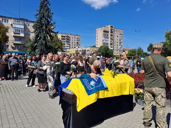 Ковельська громада попрощалася із захисником Ігорем Хомичем Ковельська громада попрощалася із захисником Ігорем Хомичем