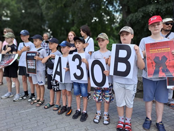 “Волю захисникам Маріуполя”: у Ковелі відбулась фотовиставка на підтримку полонених військових “Волю захисникам Маріуполя”: у Ковелі відбулась фотовиставка на підтримку полонених військових
