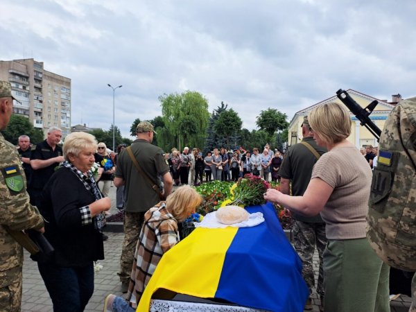 У Ковелі попрощалися із 27-річним старшим лейтенантом Артемом Кузьмичуком У Ковелі попрощалися із 27-річним старшим лейтенантом Артемом Кузьмичуком