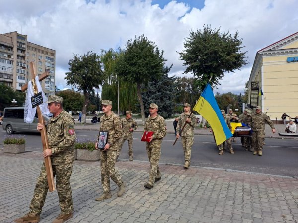 У Ковелі попрощалися з 33-річним морським піхотинцем Павлом Коломійчуком У Ковелі попрощалися з 33-річним морським піхотинцем Павлом Коломійчуком