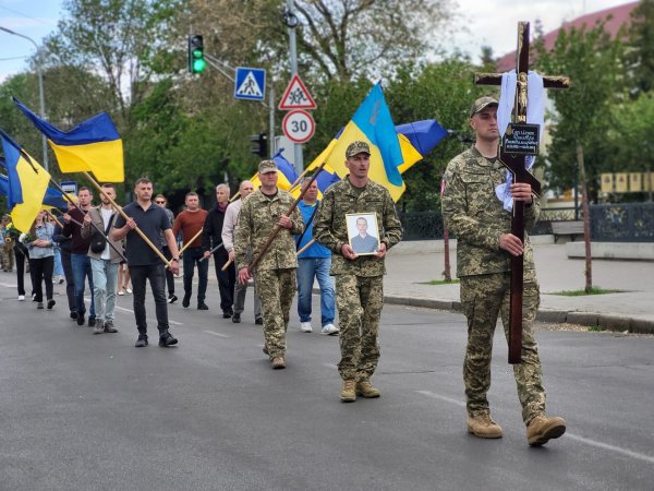 У Ковелі провели у Небесне військо 35-річного сержанта поліції Дмитра Сергієнка У Ковелі провели у Небесне військо 35-річного сержанта поліції Дмитра Сергієнка