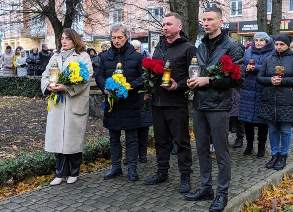 Запалили свічки та поклали символічні букети з колосками до меморіальної стели: у Ковелі вшанували пам’ять жертв голодоморів