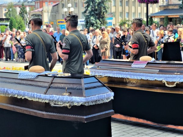 Їх струни земного життя обірвала війна: у Ковелі провели в останню дорогу Володимира Лучиновича та Олександра Берегу