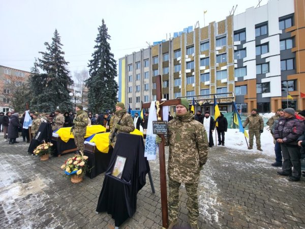 Ковель попрощався з полеглими Захисниками Миколою Сичем та Андрієм Вдовиченком Ковель попрощався з полеглими Захисниками Миколою Сичем та Андрієм Вдовиченком