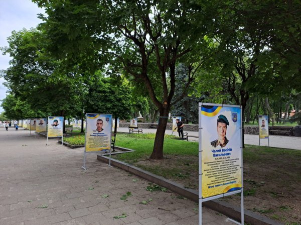 У Ковелі встановили банери з світлинами загиблих Героїв