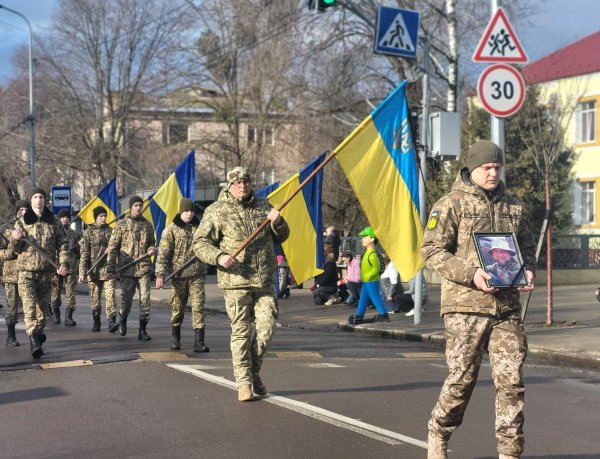 Життя обірвала війна: ковельчани попрощались з 28-річним Героєм Вадимом Ковальчуком Життя обірвала війна: ковельчани попрощались з 28-річним Героєм Вадимом Ковальчуком