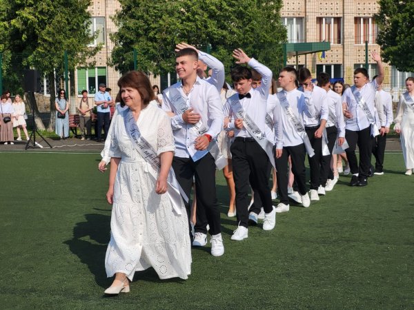 Це неймовірні моменти: для ковельських школярів пролунав останній дзвоник