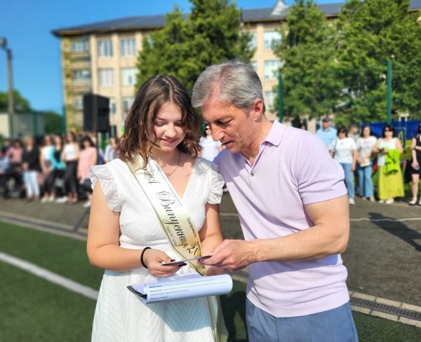 Це неймовірні моменти: для ковельських школярів пролунав останній дзвоник