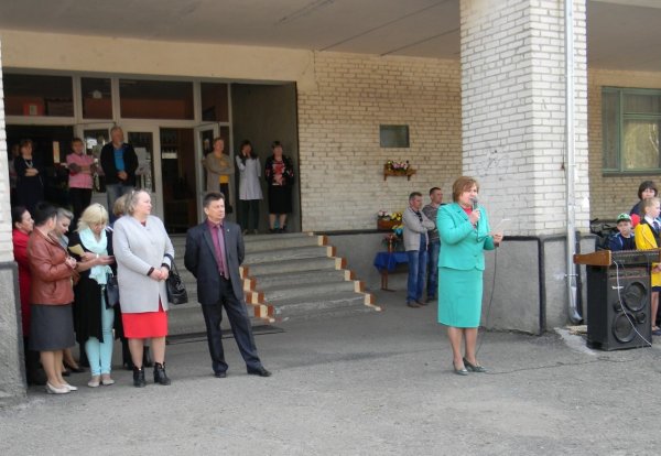 13 квітня за тривожним сигналом евакуювали учнів та педагогів ЗОШ №10 міста Ковеля ФОТО 13 квітня за тривожним сигналом евакуювали учнів та педагогів ЗОШ №10 міста Ковеля ФОТО