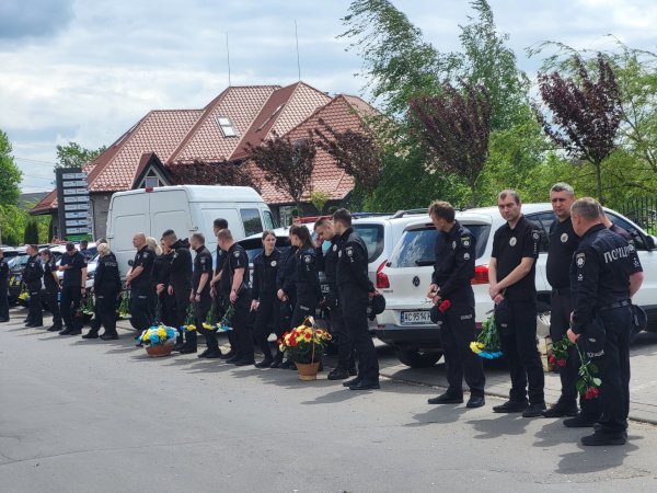 У Ковелі провели у Небесне військо 35-річного сержанта поліції Дмитра Сергієнка У Ковелі провели у Небесне військо 35-річного сержанта поліції Дмитра Сергієнка