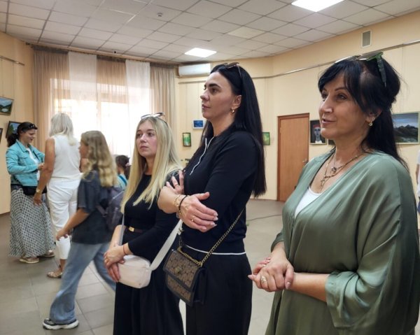 «Життя в кольорі»: у Ковелі відкрилася виставка Тетяни Скоматчук