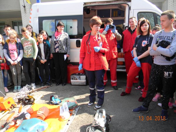 13 квітня за тривожним сигналом евакуювали учнів та педагогів ЗОШ №10 міста Ковеля ФОТО 13 квітня за тривожним сигналом евакуювали учнів та педагогів ЗОШ №10 міста Ковеля ФОТО