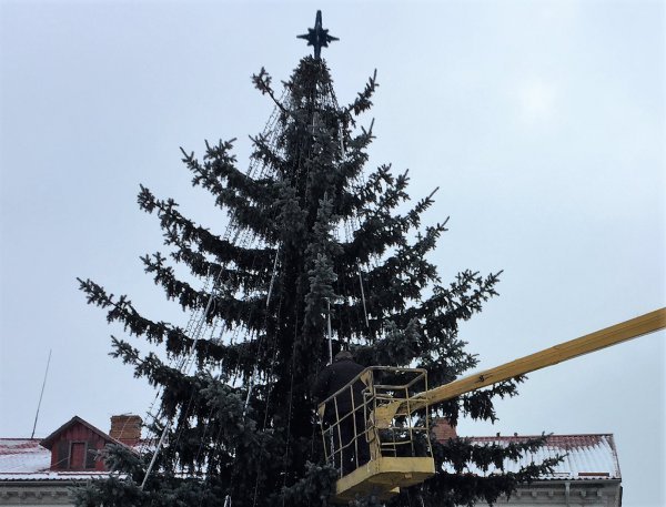 У Ковелі прикрашають новорічну ялинку У Ковелі прикрашають новорічну ялинку