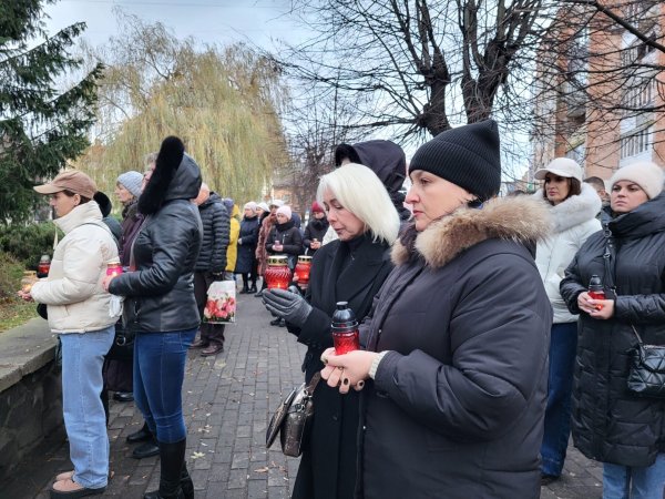 Запалили свічки та поклали символічні букети з колосками до меморіальної стели: у Ковелі вшанували пам’ять жертв голодоморів