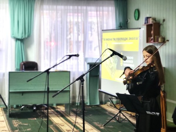 Запалили свічки та поклали символічні букети з колосками до меморіальної стели: у Ковелі вшанували пам’ять жертв голодоморів