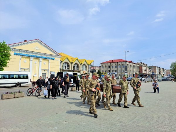 Назавжди в строю: ковельчани провели в останню земну дорогу молодого воїна Владислава Андрусика