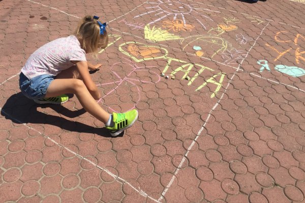 Юні ковельчани малювали рідне місто кольоровою крейдою ФОТО Юні ковельчани малювали рідне місто кольоровою крейдою ФОТО