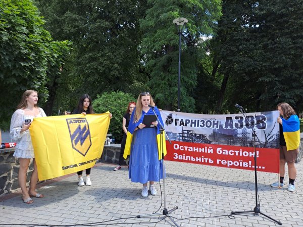 “Волю захисникам Маріуполя”: у Ковелі відбулась фотовиставка на підтримку полонених військових “Волю захисникам Маріуполя”: у Ковелі відбулась фотовиставка на підтримку полонених військових