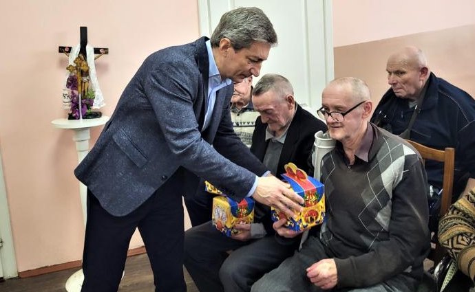 Мешканців стаціонарного відділення з Різдвом та Новим роком привітали міський голова та учні ліцею №11