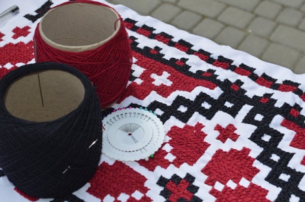 У день вишиванки ковельчани оздоблювали велетенську сорочку для Кобзаря У день вишиванки ковельчани оздоблювали велетенську сорочку для Кобзаря