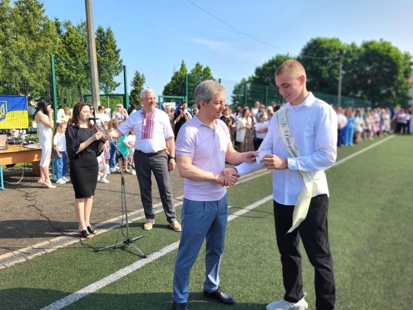 Це неймовірні моменти: для ковельських школярів пролунав останній дзвоник