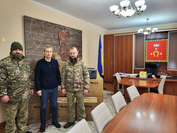 Ковельська громада передала 14 портативних зарядних станцій представникам Волинської бригади тероборони