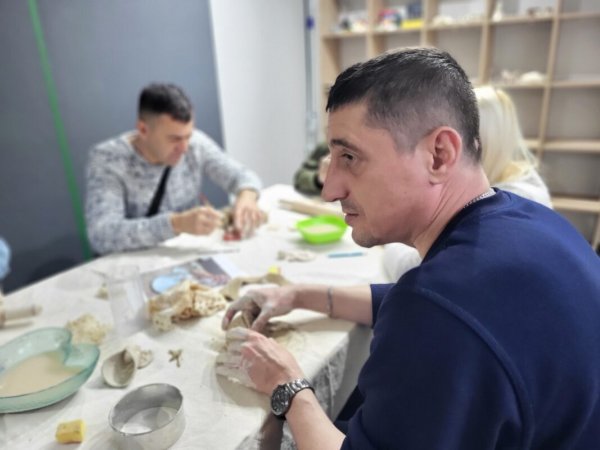Гончарні заняття для ветеранів: творчість, що допомагає та підтримує захисників