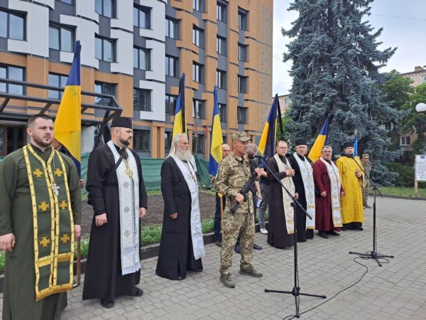 У Ковелі попрощалися із 27-річним старшим лейтенантом Артемом Кузьмичуком У Ковелі попрощалися із 27-річним старшим лейтенантом Артемом Кузьмичуком