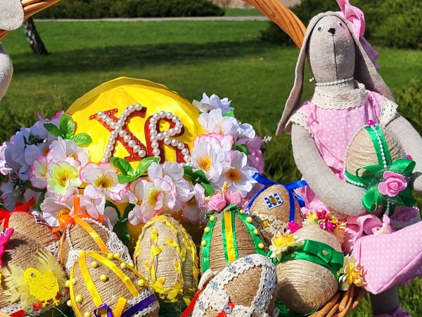 У Ковелі в парку Шевченка встановили Великодні композиції. Фото