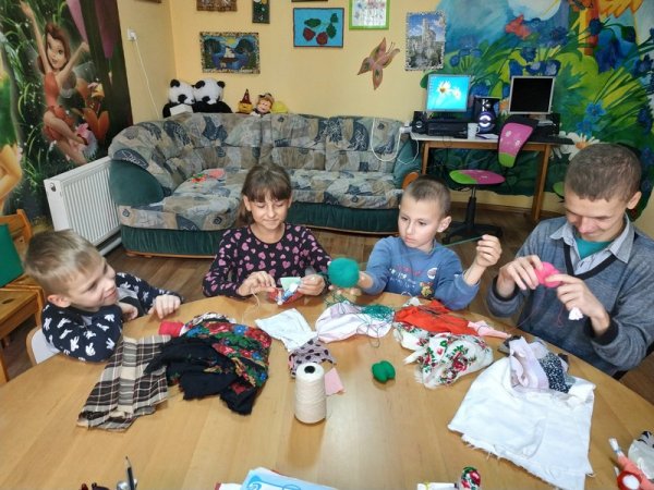 У Ковелі діти з особливими потребами вчились робити ляльки-мотанки У Ковелі діти з особливими потребами вчились робити ляльки-мотанки