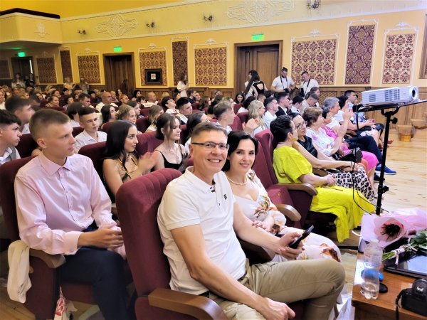 Випускникам ліцею №3 імені Лесі Українки вручили свідоцтва про здобуття повної загальної середньої освіти Випускникам ліцею №3 імені Лесі Українки вручили свідоцтва про здобуття повної загальної середньої освіти