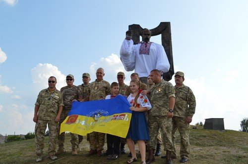 Фінал патріотичної акції "З Батьківщиною в серці" зібрав кількасот людей біля пам'ятника Кобзарю у Ковелі Фінал патріотичної акції "З Батьківщиною в серці" зібрав кількасот людей біля пам'ятника Кобзарю у Ковелі
