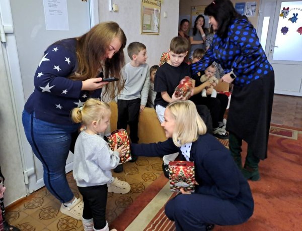 У Ковельському МТМО дітям, які перебувають на лікуванні, передали подарунки до Дня Святого Миколая У Ковельському МТМО дітям, які перебувають на лікуванні, передали подарунки до Дня Святого Миколая