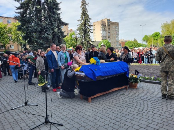 У Ковелі провели у Небесне військо 35-річного сержанта поліції Дмитра Сергієнка У Ковелі провели у Небесне військо 35-річного сержанта поліції Дмитра Сергієнка