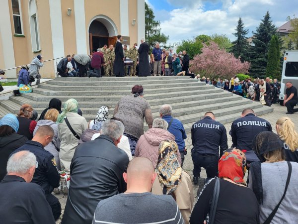 У Ковелі провели у Небесне військо 35-річного сержанта поліції Дмитра Сергієнка У Ковелі провели у Небесне військо 35-річного сержанта поліції Дмитра Сергієнка