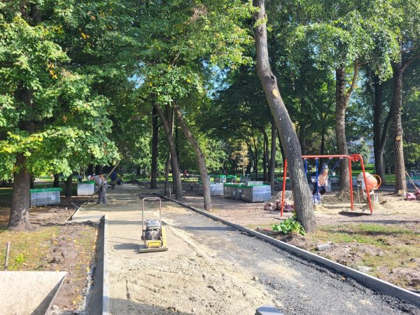 У Ковелі підприємці облаштовують доріжки у сквері Слави У Ковелі підприємці облаштовують доріжки у сквері Слави