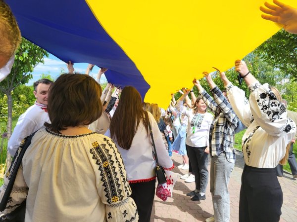Біля пам’ятника Тарасу Шевченку у барвистих вишиванках мешканці міста створили назву «Ковель»