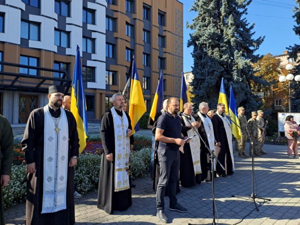 Навіки в строю: у Ковелі попрощалися із 37-річним воїном Дмитром Бондаруком Навіки в строю: у Ковелі попрощалися із 37-річним воїном Дмитром Бондаруком