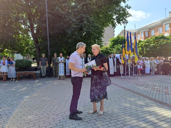 Міський голова Ігор Чайка під час урочистостей з нагоди Дня Державного Прапора України вручив відзнаки «Почесний громадянин міста Ковеля»