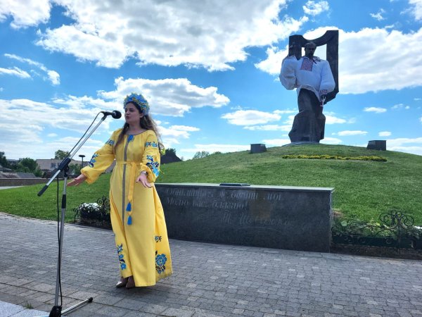 Біля пам’ятника Тарасу Шевченку у барвистих вишиванках мешканці міста створили назву «Ковель»