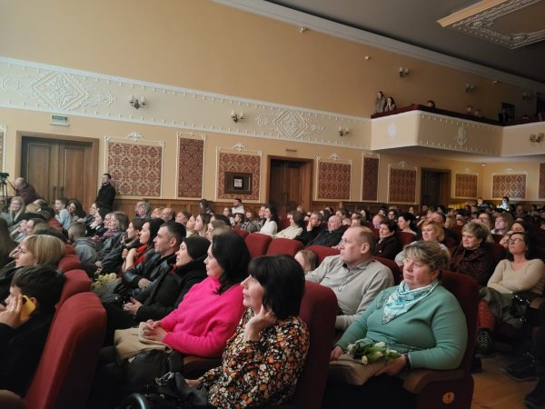 Нова вистава театру «10 ряд 10 місце» зібрала аншлаг в народному домі “Просвіта” Нова вистава театру «10 ряд 10 місце» зібрала аншлаг в народному домі “Просвіта”