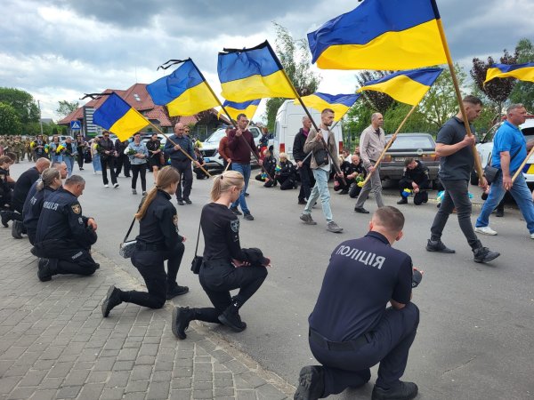 У Ковелі провели у Небесне військо 35-річного сержанта поліції Дмитра Сергієнка У Ковелі провели у Небесне військо 35-річного сержанта поліції Дмитра Сергієнка