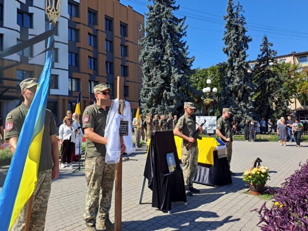 Ковельська громада попрощалася із Захисником Олександром Резванюком Ковельська громада попрощалася із Захисником Олександром Резванюком