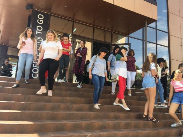 У Ковелі евакуювали персонал та відвідувачів торгового центру «Акцент» У Ковелі евакуювали персонал та відвідувачів торгового центру «Акцент»