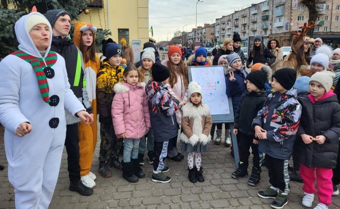 Театр «10 ряд 10 місце» веселив у Ковелі дітвору біля ялинки. ФОТО